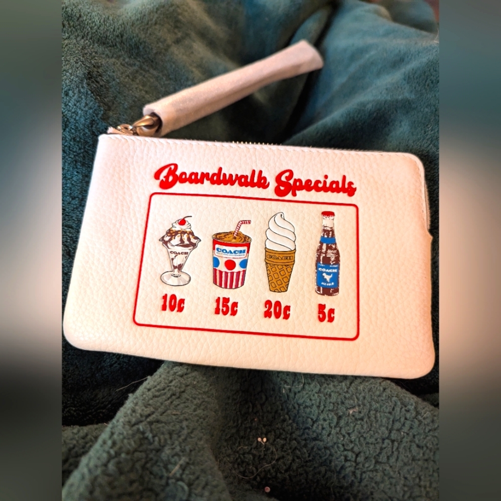 COACH 🎪BOARDWALK SPECIALTY (S24)🎪 corner zip CHALK leather wristlet ❤️🤍 NWT🍦